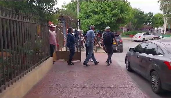La comisión cuando salía de la residencia del exalcalde Bernardo Hoyos en el barrio Rebolo