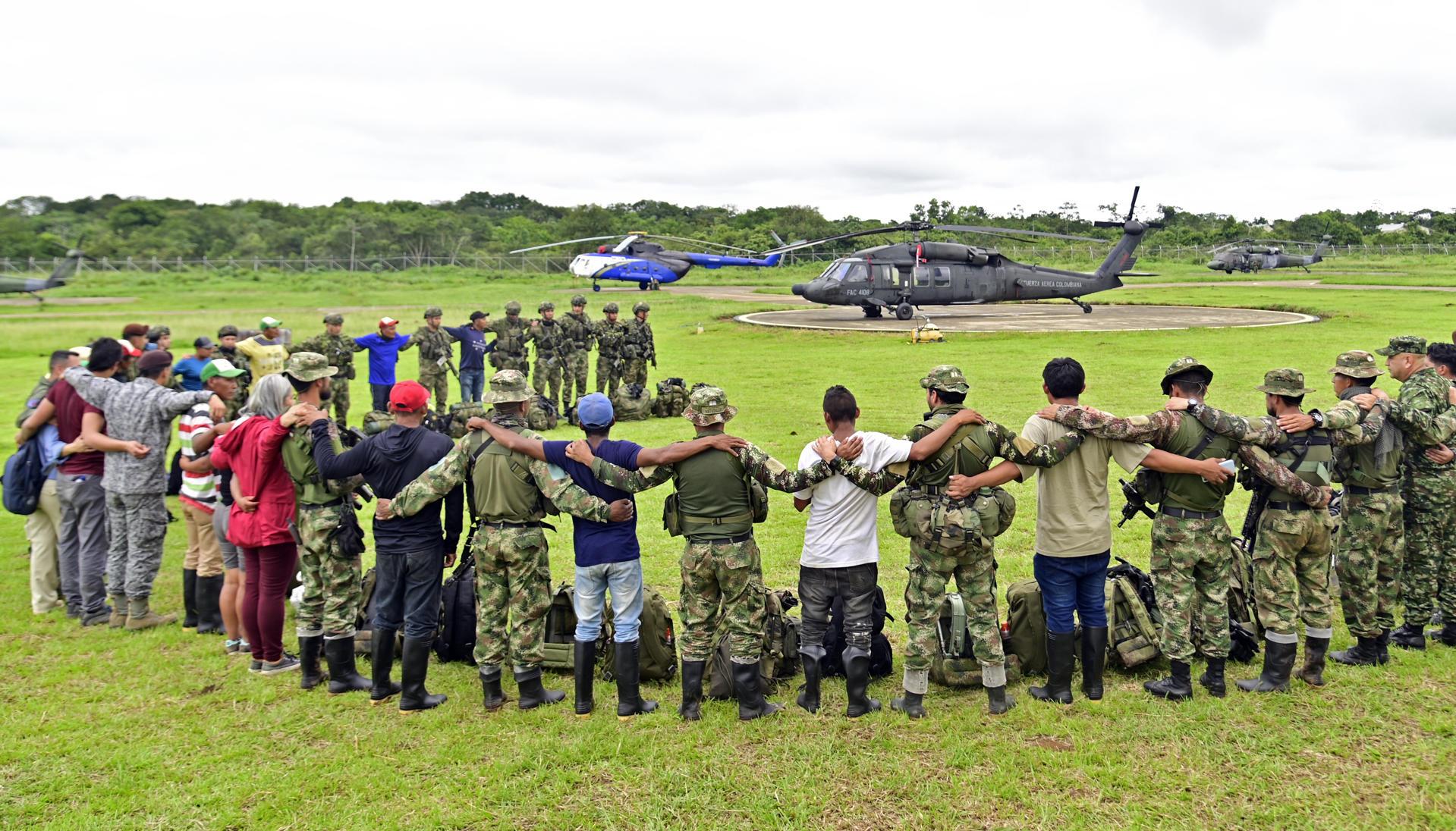Soldados se abrazan a los indígenas nukak que este domingo se unieron a la búsqueda de los 4 niños perdidos en la selva
