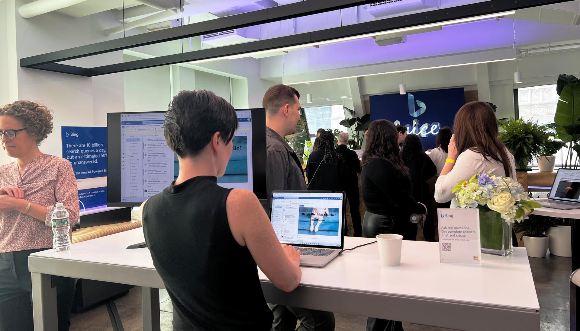 Varias personas conocieron las nuevas herramientas de Inteligencia Artificial en una tienda de Microsoft, en Nueva York