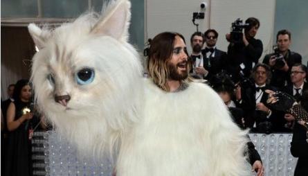 El actor Jared Leto con su vestido de gato en Met Gala 2023