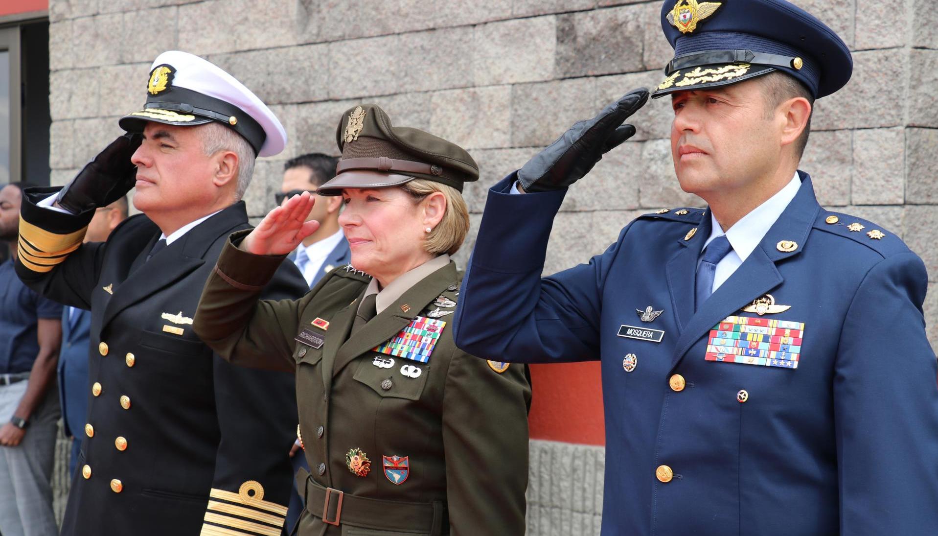 La jefa del Comando Sur de Estados Unidos, general Laura Richardson, junto al el comandante del CATAM, General Juan Francisco Mosquera, y el jefe de Estado Mayor conjunto de FF.MM., Almirante José Amézquita