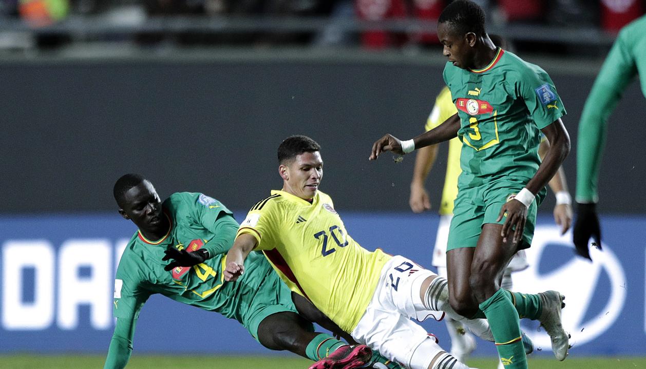 Daniel Luna disputa el balón con Mamadou Camara y Djibril Diarra. 