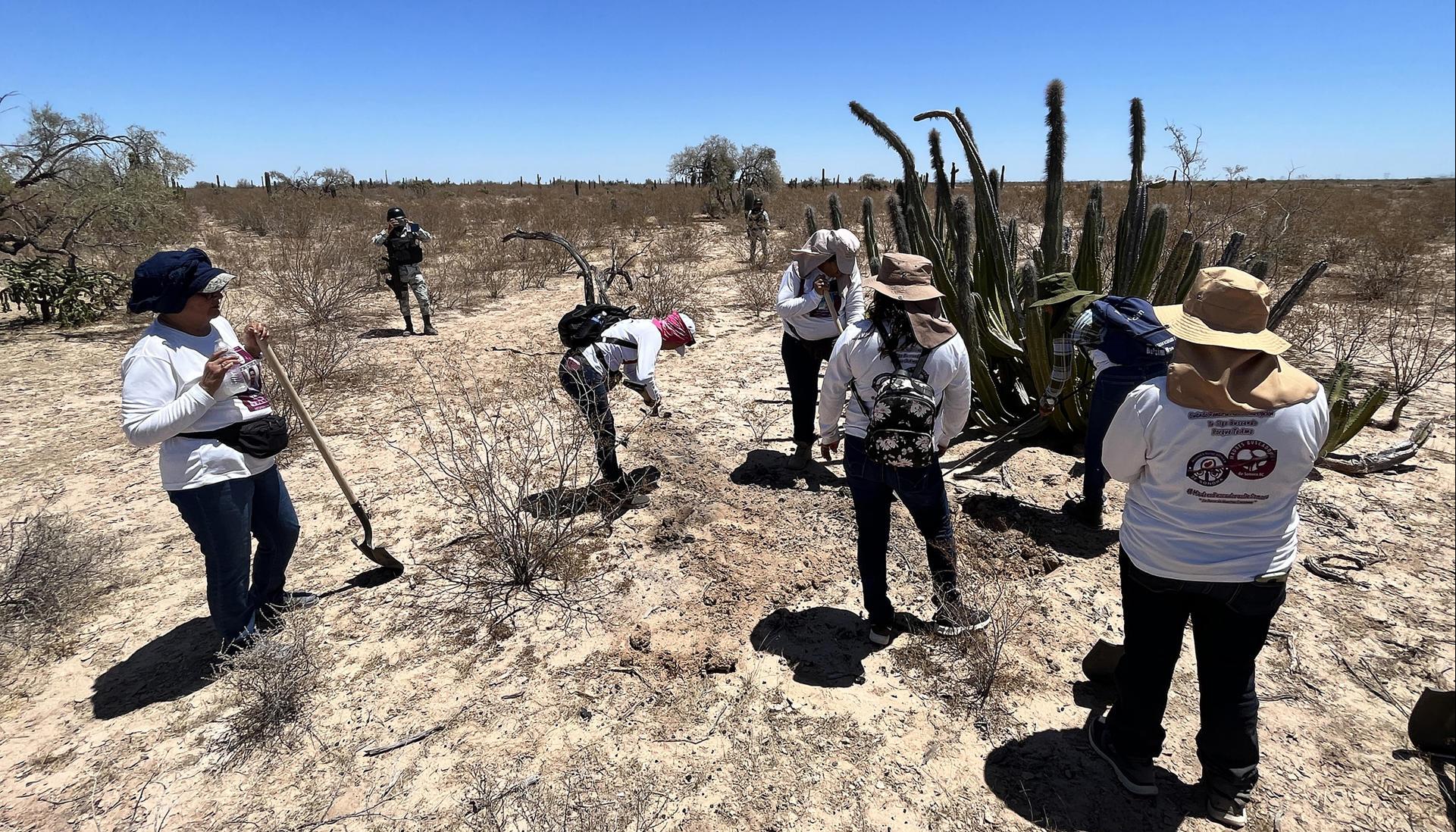 Mujeres que integran el colectivo Madres Buscadoras de Sonora en una fosa clandestina en El Hermosillo.
