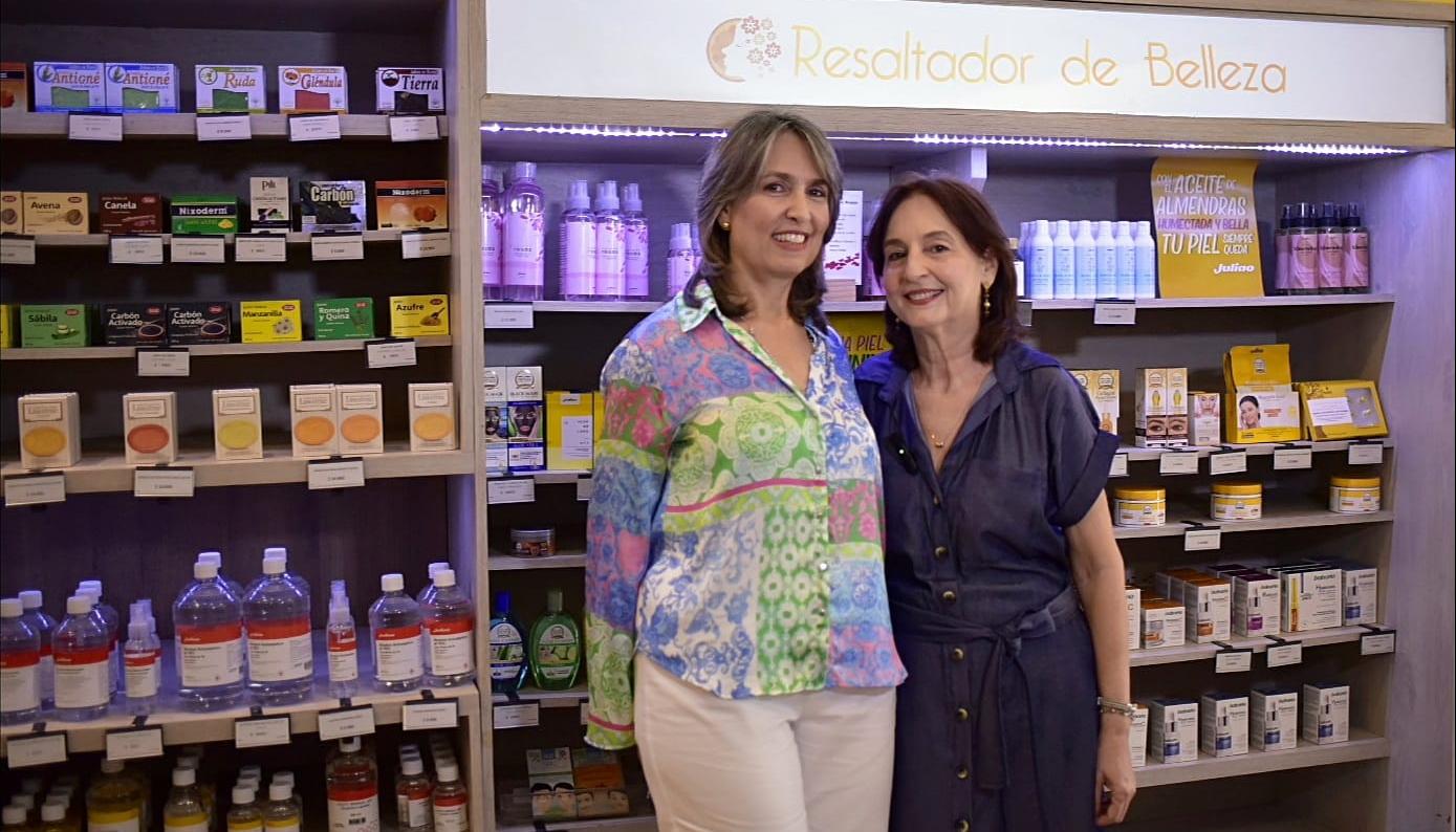 María Claudia Freidel, gerente general de tiendas y droguerías Juliao, y su tía Margarita Juliao, auditora de inventarios