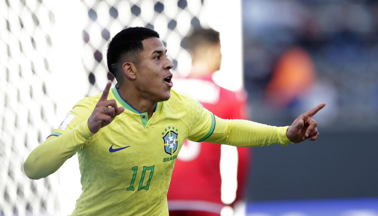 Matheus Martins celebra el cuarto gol de Brasil. 