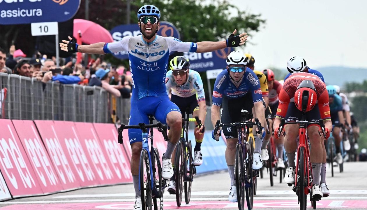 Michael Matthews cruza la meta y se adjudica el triunfo en la tercera etapa.