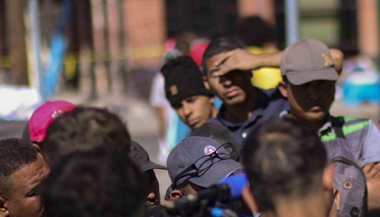 Migrantes hablan con autoridades, en El Paso, Texas (EE.UU.)