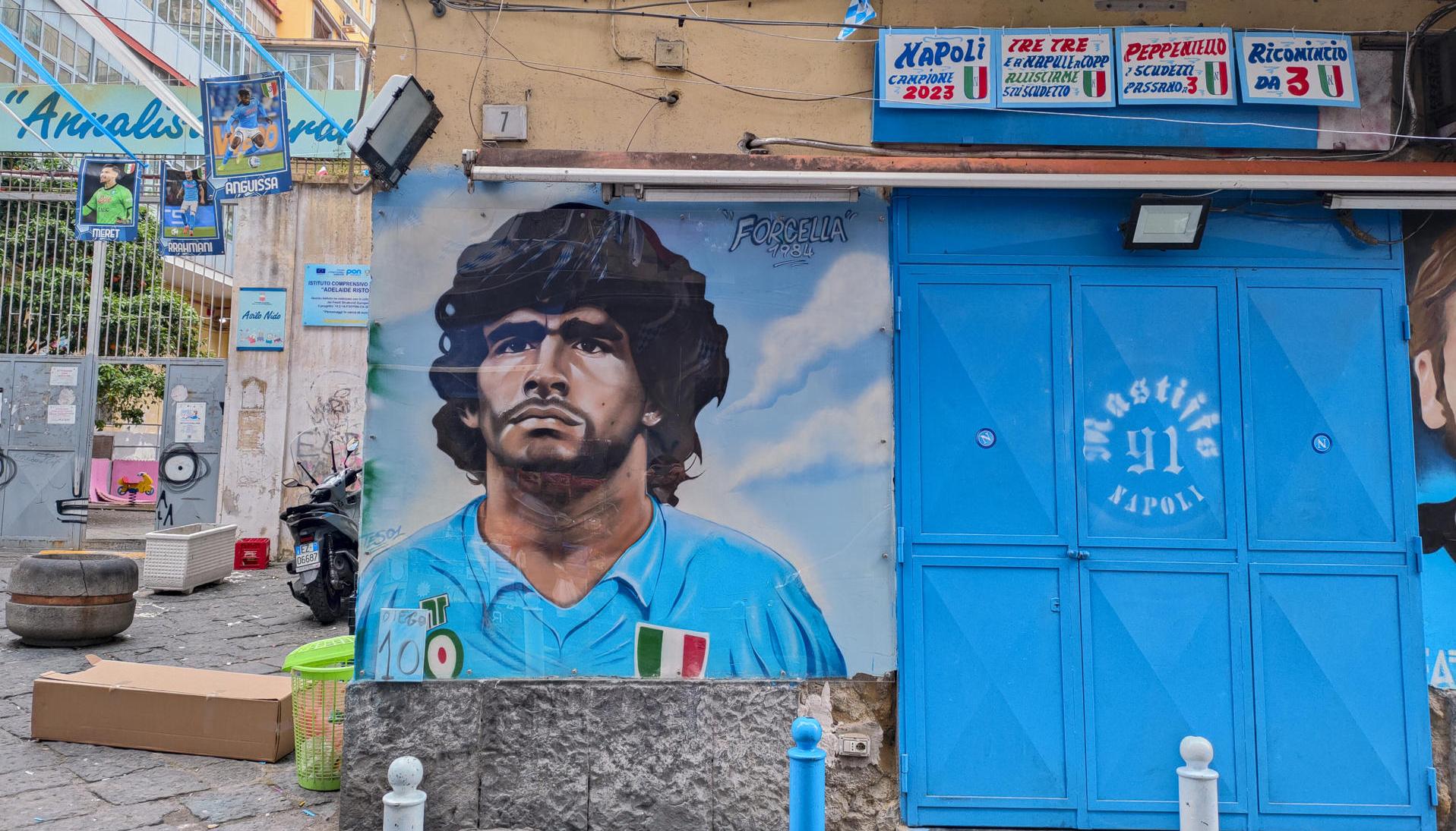 Vista de un mural dedicado al exfutbolista argentino del Nápoles Diego Armando Maradona, en Nápoles, Italia.