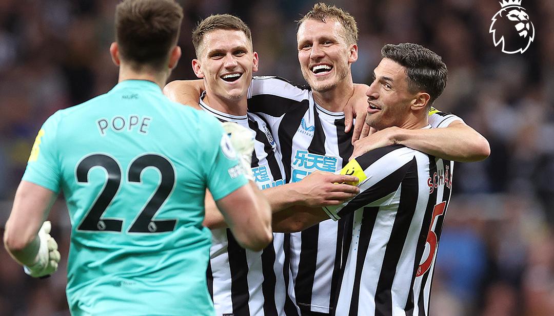 Jugadores del Newcastle celebran tras finalizar el partido contra el Leicester.