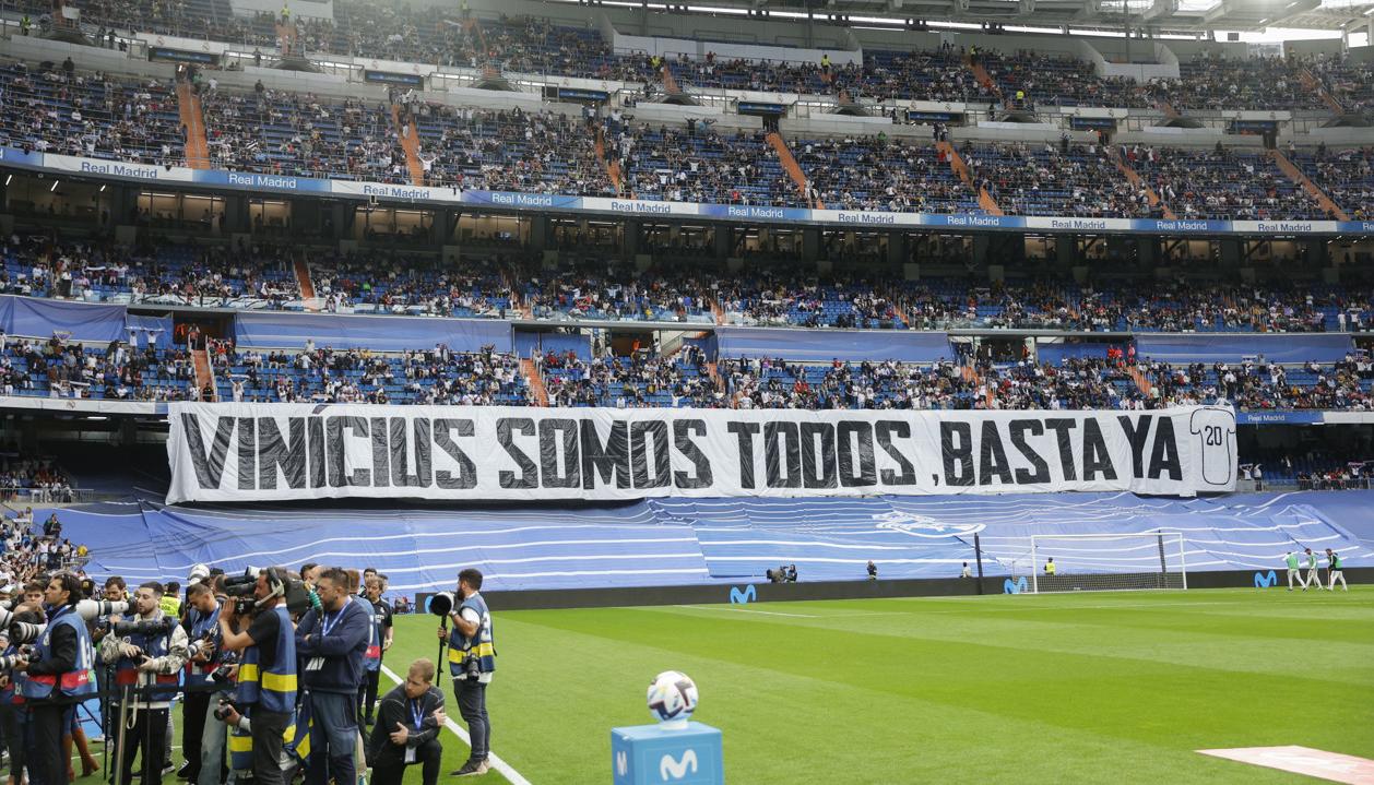 La Grada Fans colgó una gran pancarta en apoyo a Vinicius.