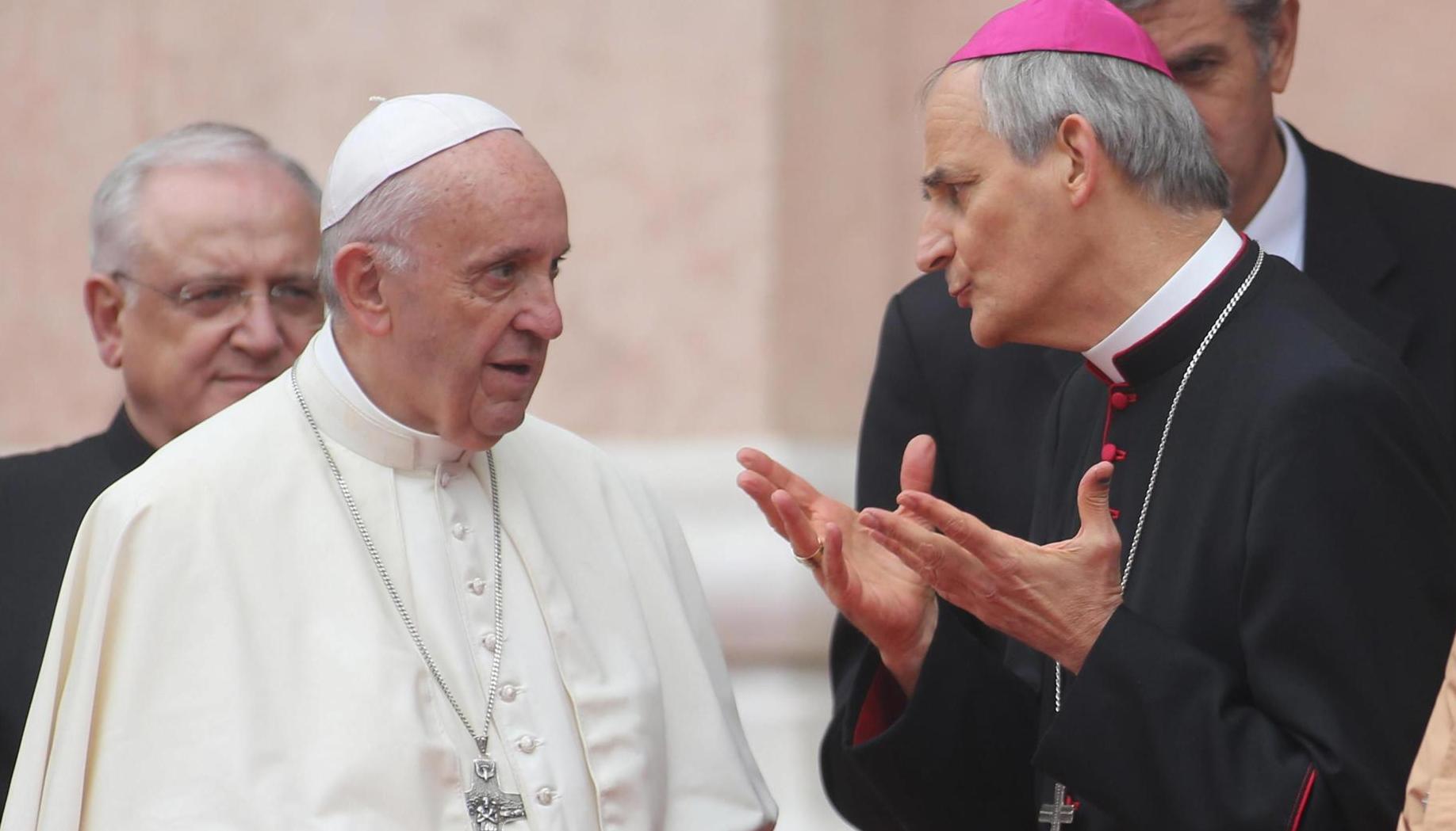El papa Francisco y el cardenal Matteo Zuppi a quien encargó una misión de paz en Ucrania.