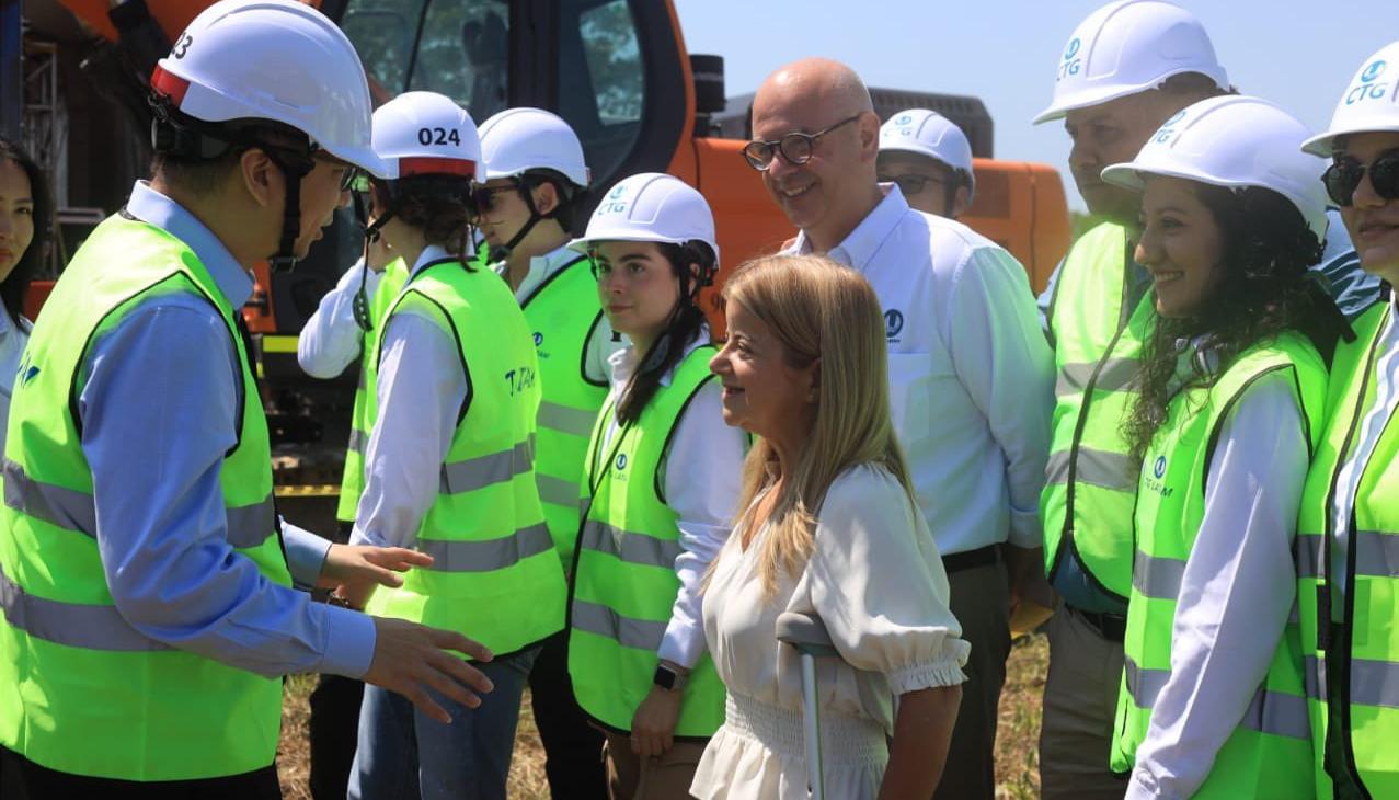 La gobernadora Elsa Noguera y Miguel Coehlo, vicepresidente CTG Latam.