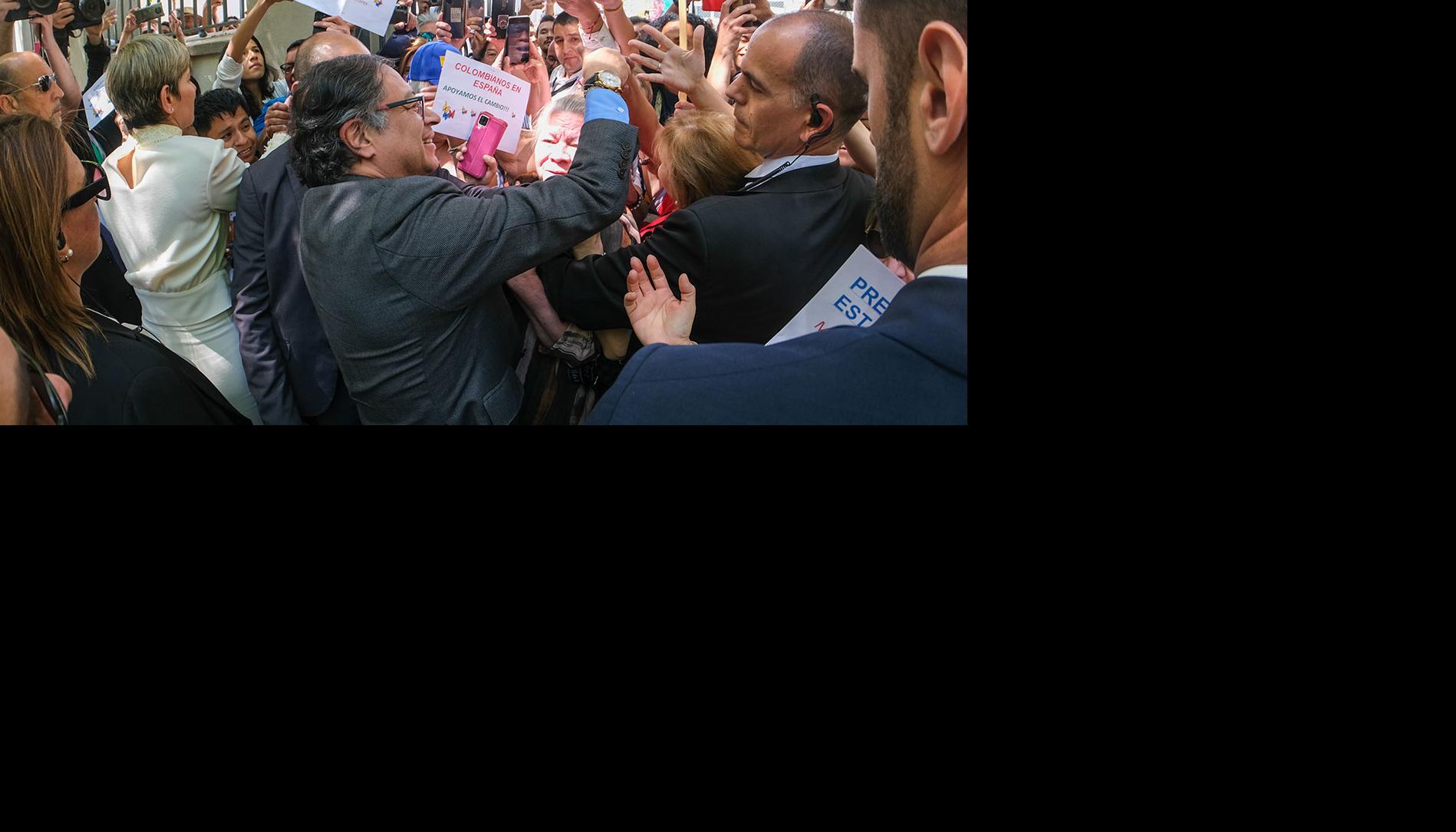 El Presidente Petro a su llegada a la Embajada de Madrid en donde visitó la VI Feria de Servicio empresariales entre Colombia y España.