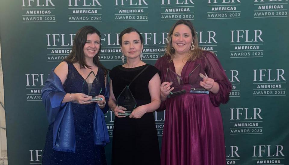 Viviana Araujo, Asociada Sénior; Irma Rivera, socia, y María Fernanda Diago, socia de Brigard Urrutia