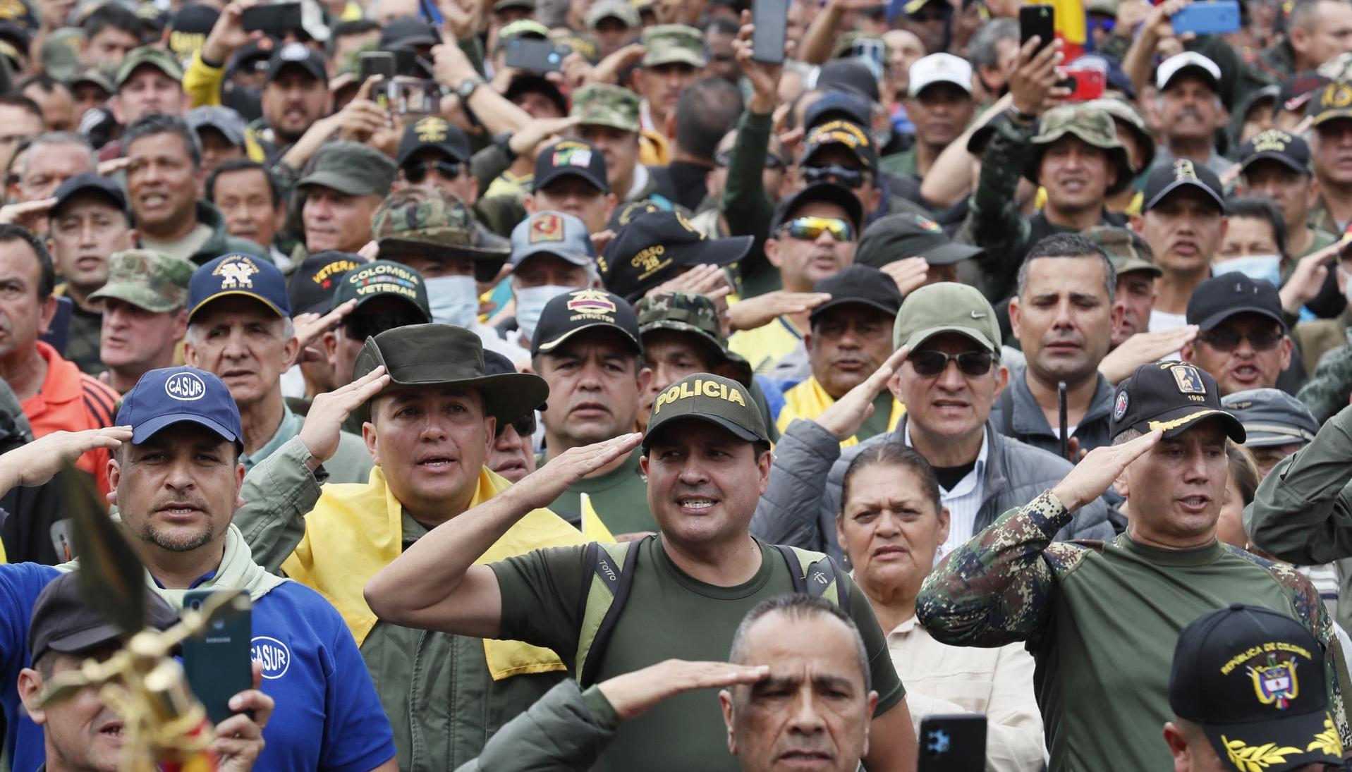 Militares retirados de Policía, Ejército y Fuerza Aérea llegaron hasta la Plaza de Bolívar