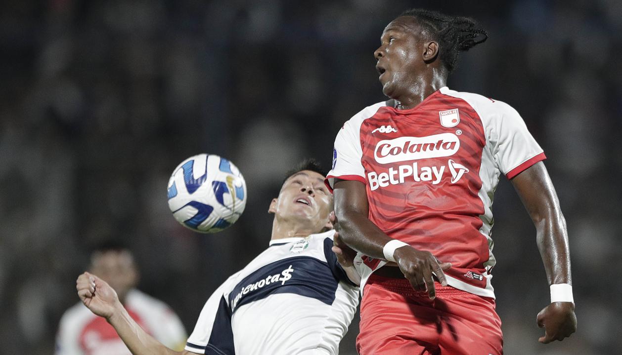 Hugo Rodallega durante el partido contra Gimnasia y Esgrima.