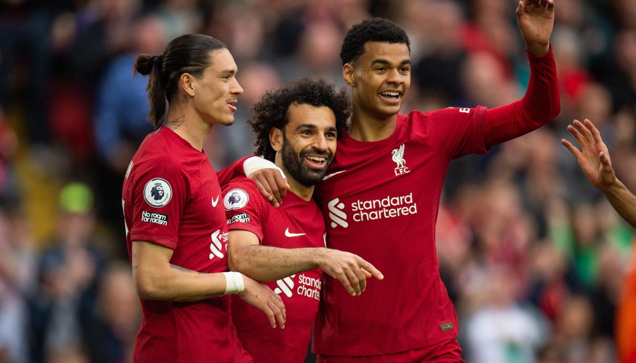Mohamed Salah (centro) celebra su gol con Darwin Núñez y Cody Gapko.