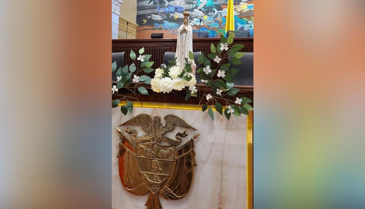 El representante Luis Miguel López compartió esa imagen el día del rezo del Santo Rosario en la Cámara de Representantes