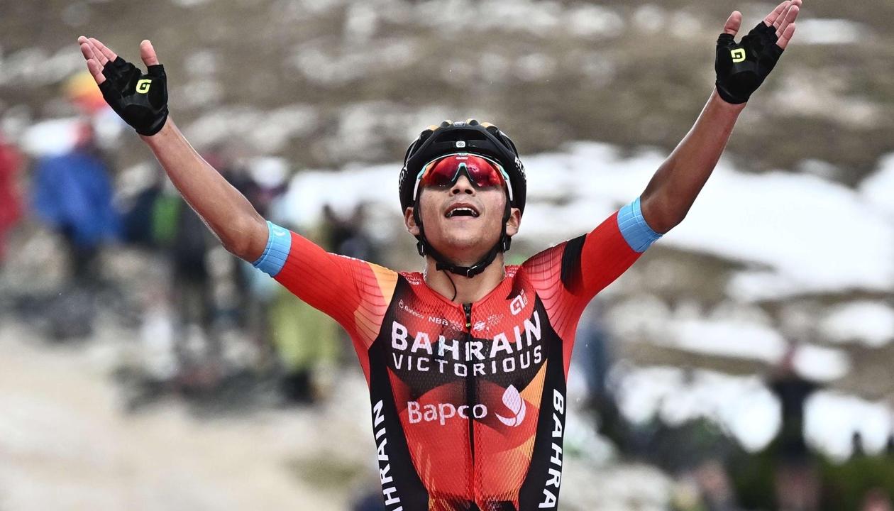 Santiago Buitrago alza sus manos en señal de victoria en las Tres Cimas de Lavaredo.