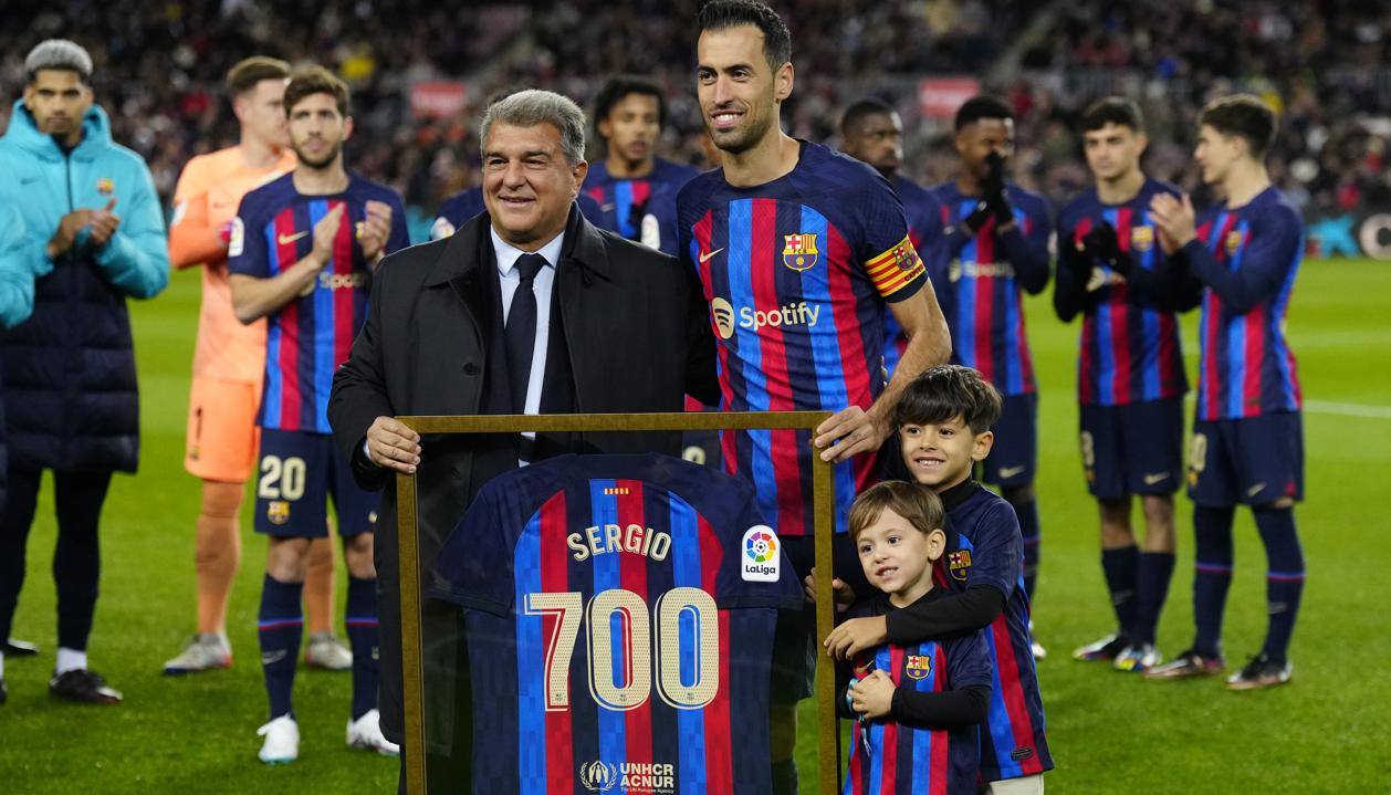 Sergio Busquets con el presidente Joan Laporta cuando completó los 700 partidos con el Barcelona. 