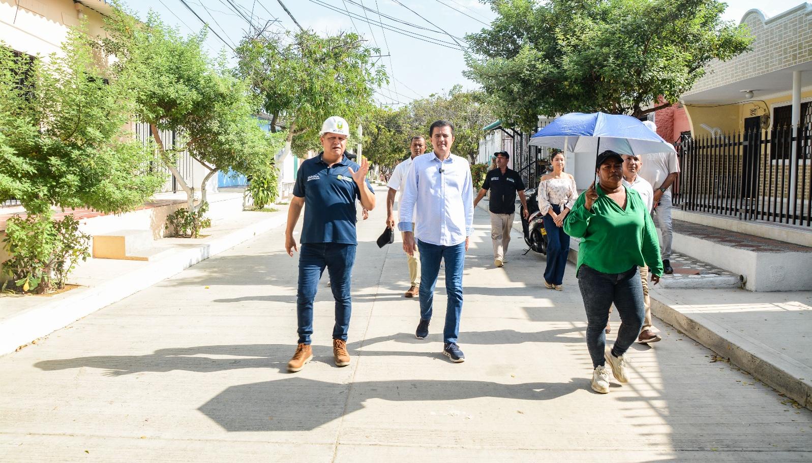 El alcalde de Soledad, Rodolfo Ucrós Rosales, en el recorrido que hizo en obra de pavimentación