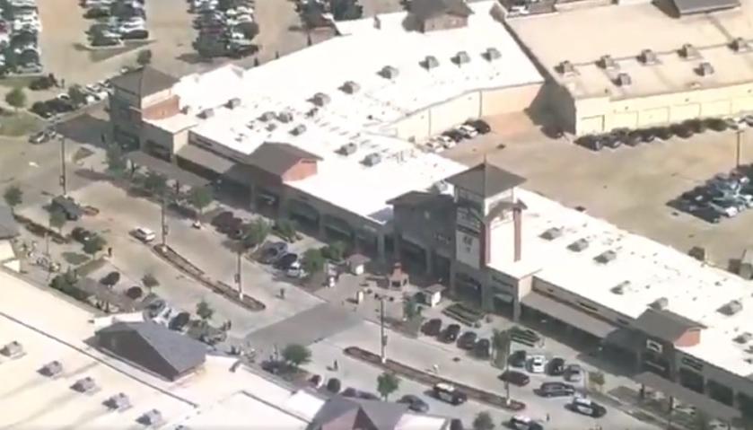 Vista aérea del centro comercial en donde se registró el tiroteo este sábado en Allen, Texas