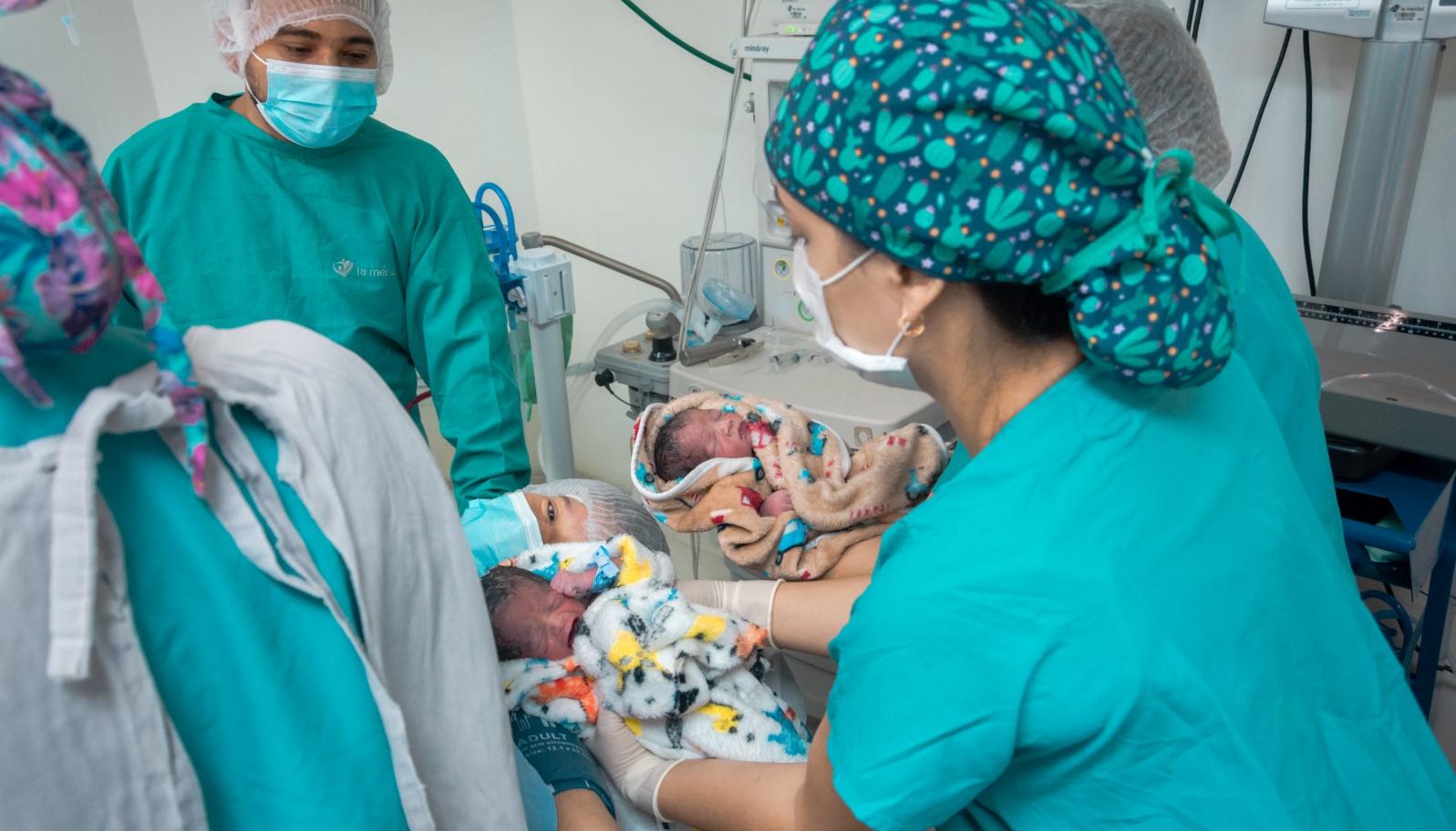 Personal de especialistas atendiendo el nacimiento múltiple en la Clínica La Merced.