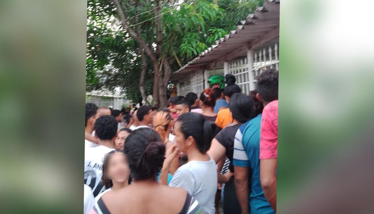 Curiosos se aglomeran en la cuadra del barrio Viña del Rey, en donde ocurrió la nueva masacre