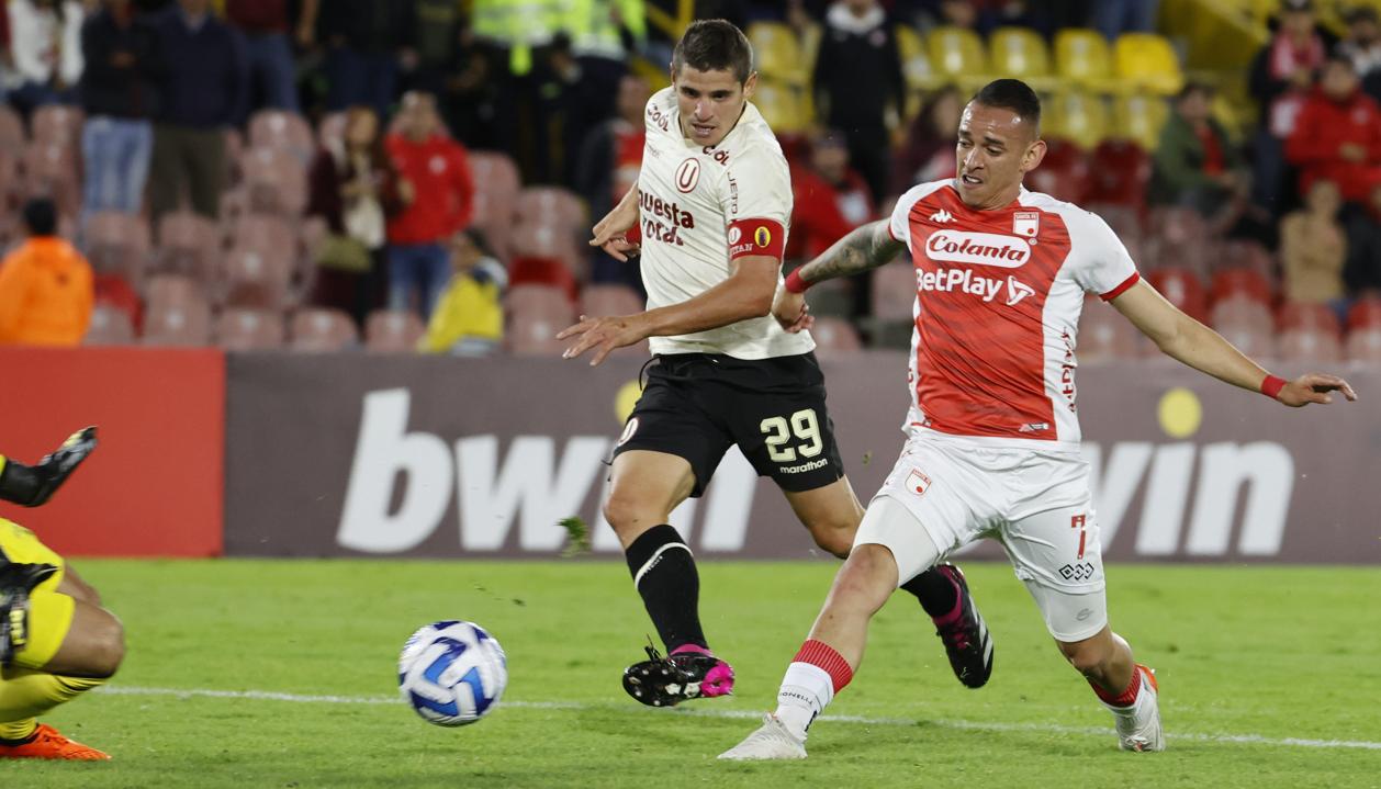 Acción en la que Neyder Moreno marca el segundo gol de Santa Fe. 