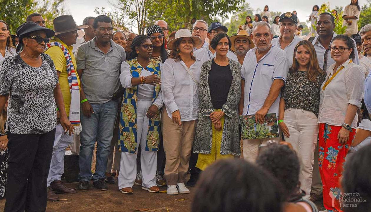 Acto simbólico en resguardo indígena.