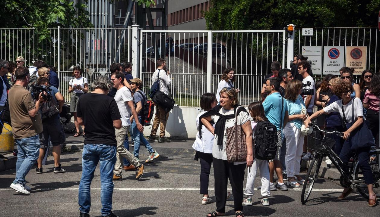 Varios simpatizantes de Berlusconi se acercaron al hospital en donde este falleció.  