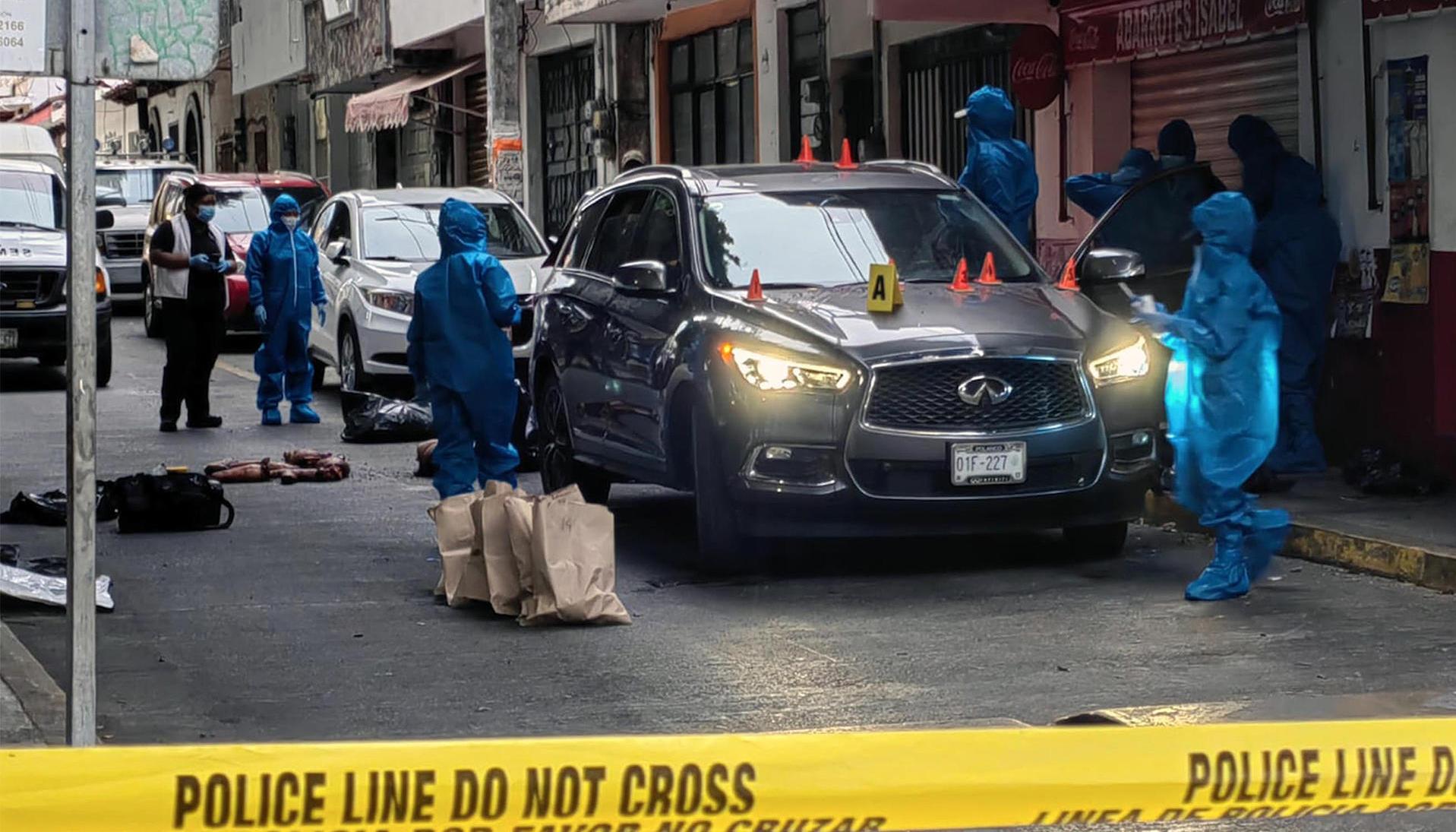 La Policía frente al lugar donde abandonaron los siete cuerpos desmembrados
