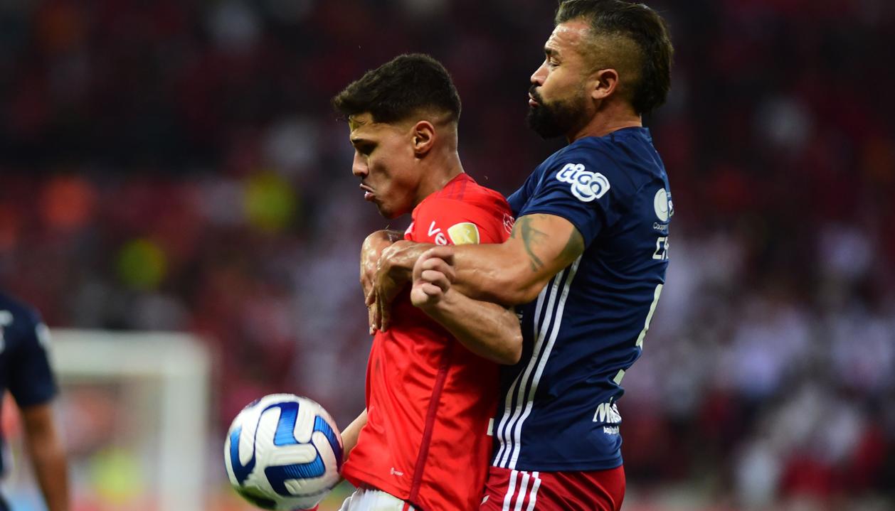Rómulo Zwarg protege el balón ante la marca de Andrés Cadavid.