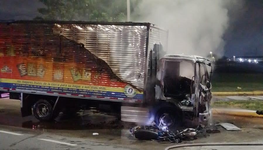Camión incinerado en accidente en Galapa.