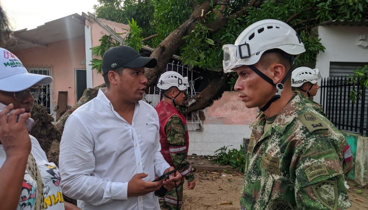 El alcalde del municipio, Rumenigge Monsalve, visitando una de las viviendas afectadas. 
