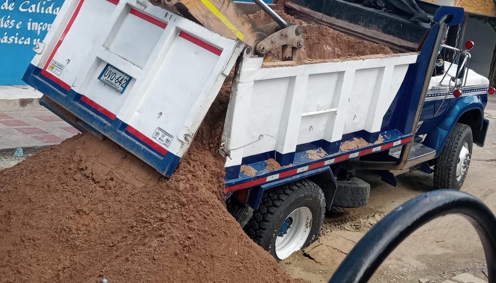 Volqueta se fue en hueco en calles de Soledad 2000.