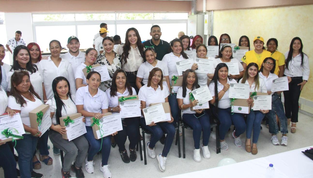 Entrega de certificados de las madres del programa 'Vuelve y Juega'