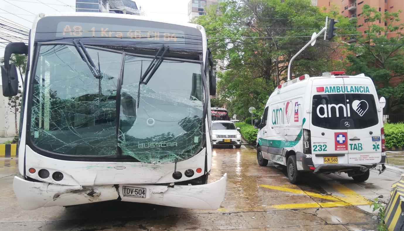 Choque entre ambulancia y un alimentador de Transmetro