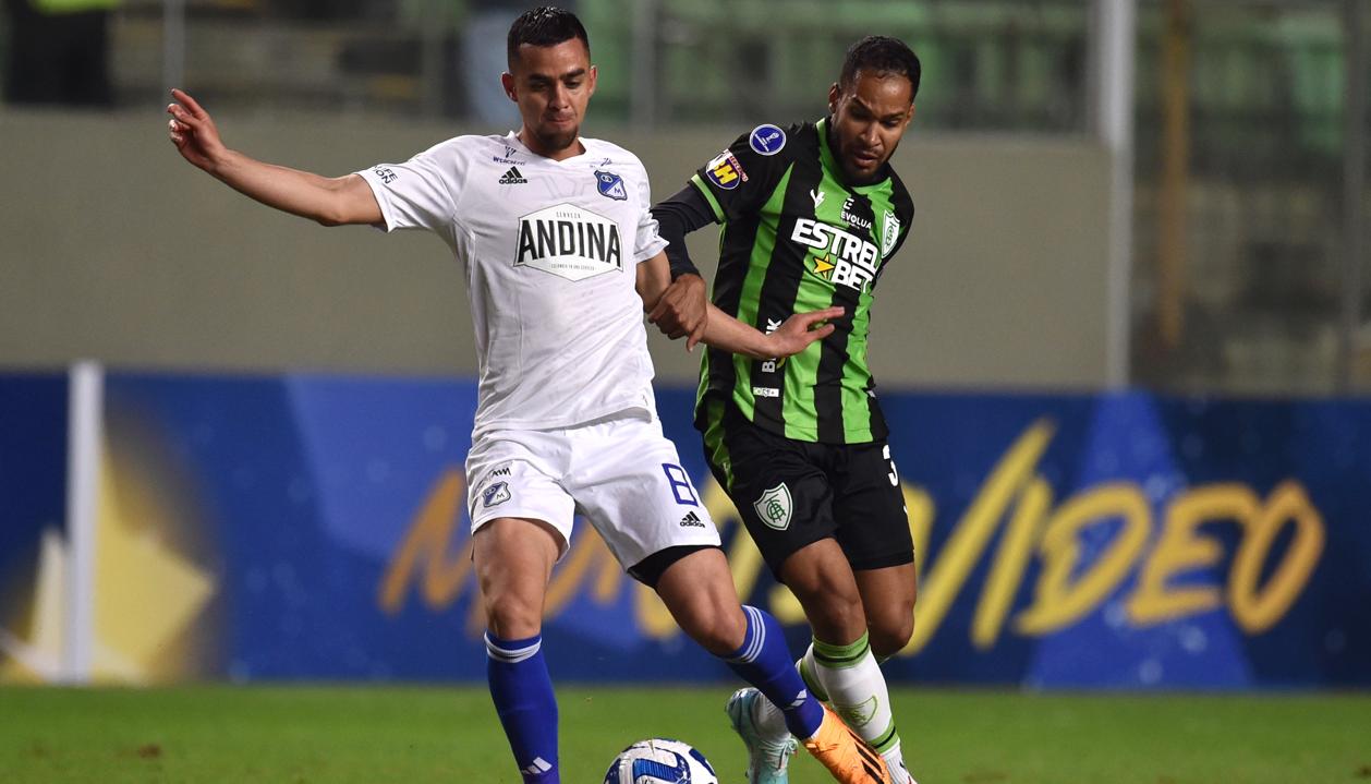 Daniel Giraldo, de Millonarios, domina la pelota ante la marca de Everaldo. 