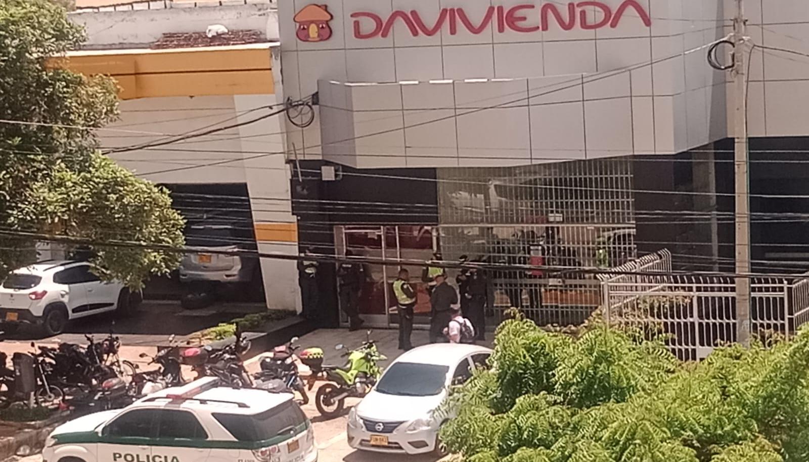 La Policía tras el 'taquillazo' cometido a la sucursal de Davivienda.