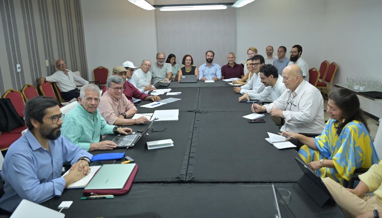 Imagen de la mesa de diálogo en Cuba.