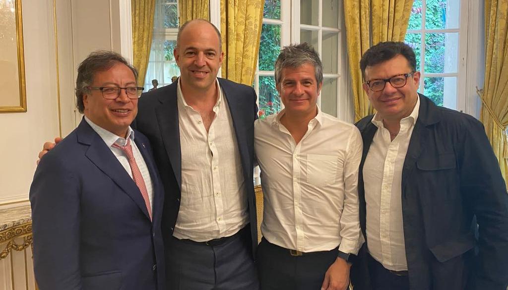 Presidente Gustavo Petro junto a Simon Chinn, Guillermo Galdos y Hollman Morris.