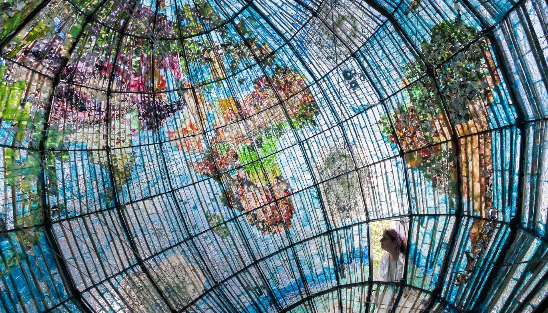Obra ‘Earth Poetica’ es hecha de plástico.