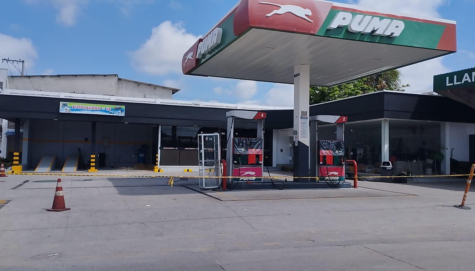 Estación de Gasolina cerrada en la calle 18.