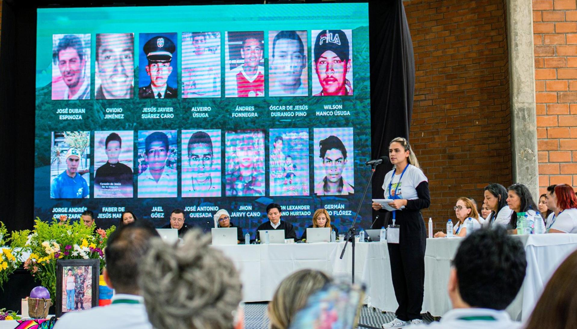 Familiares de las víctimas explican ante la audiencia de la JEP. 