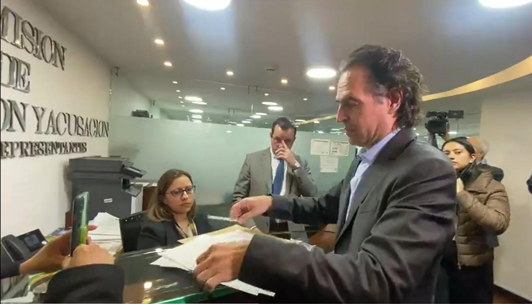 Fico Gutiérrez denuncia ante Comisión de Acusaciones a Petro
