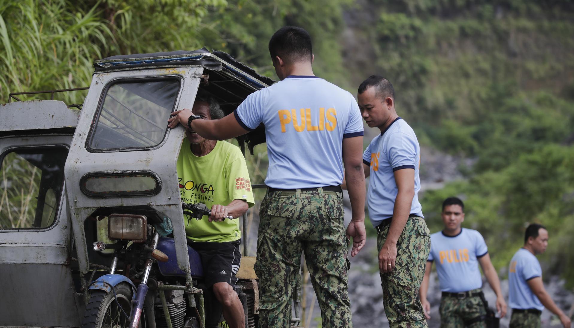 Filipinas evacuando por el volcán Mayón.