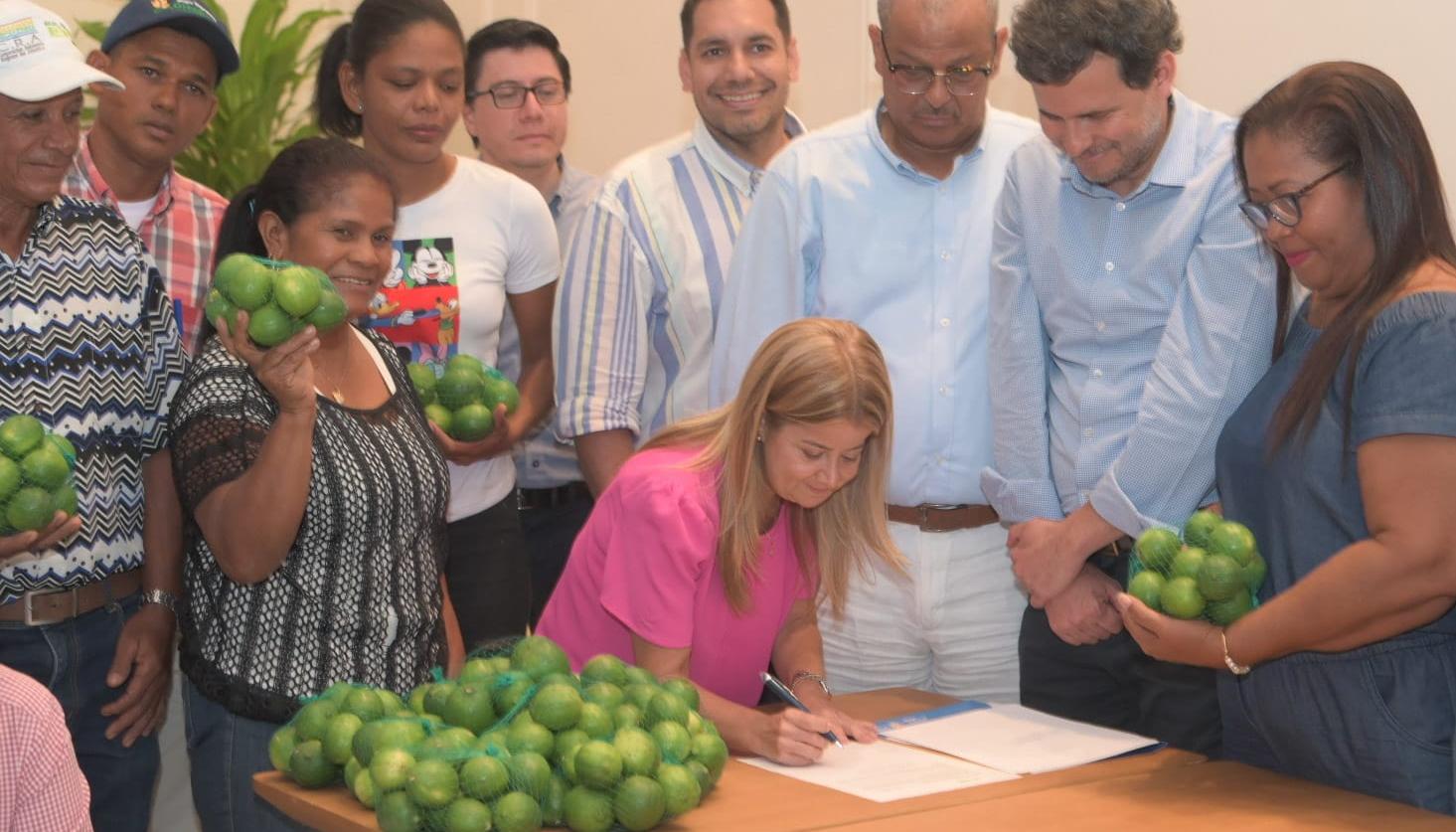 Gobernación y ADR firman convenio para mejorar el distrito de riego .