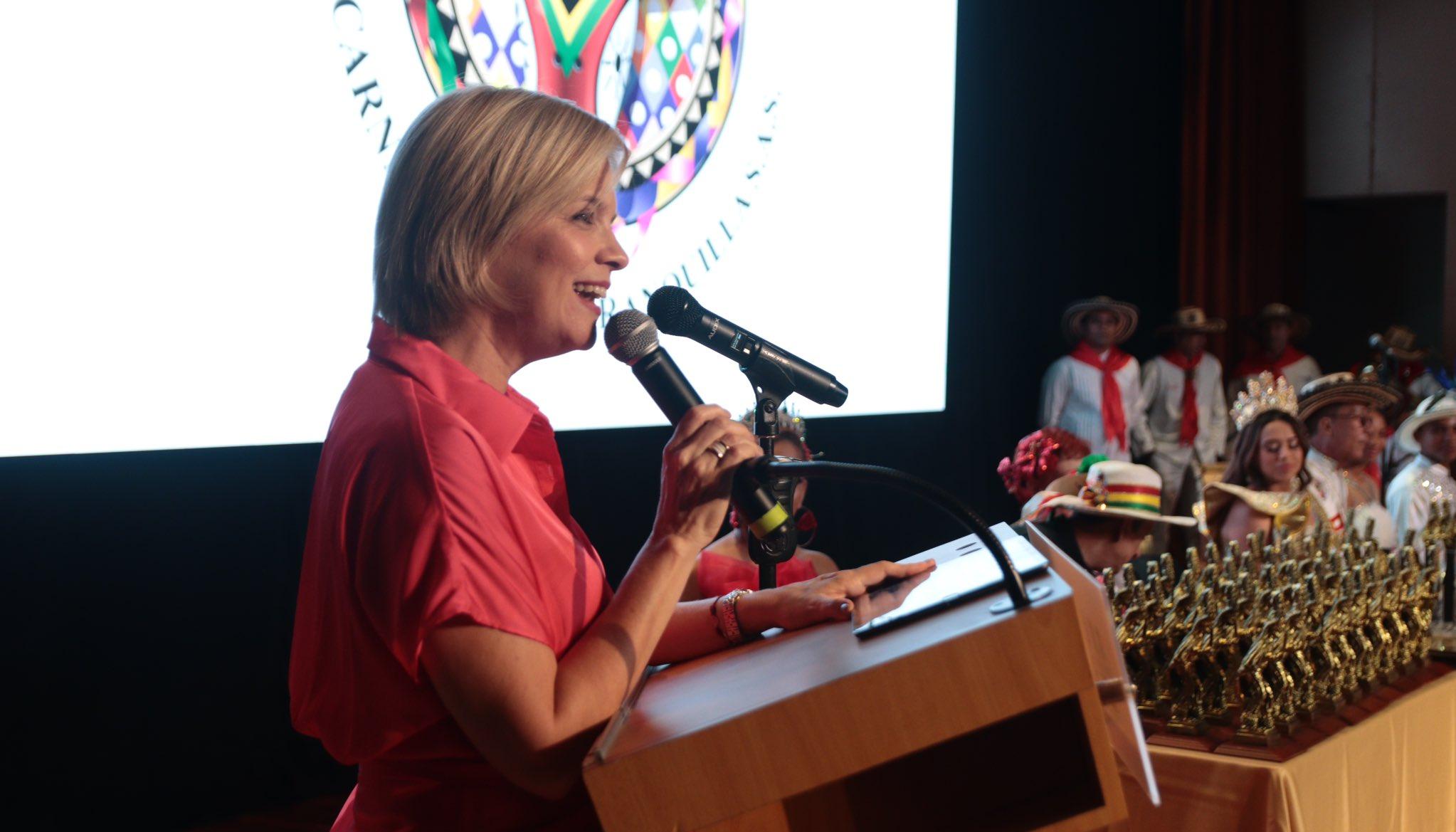 Sandra Gómez, gerente de Carnaval SAS, durante la entrega de los Congos de Oro.
