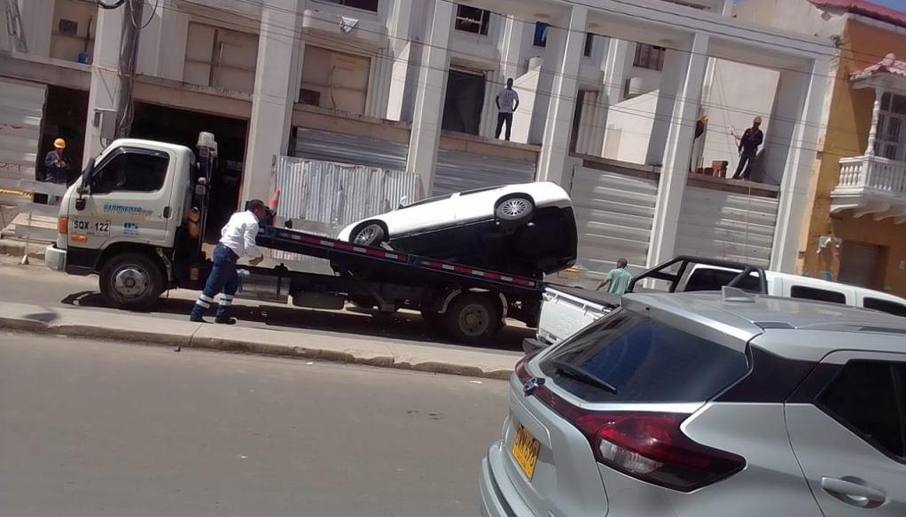 El vehículo inmovilizado que se volteó de la grúa.
